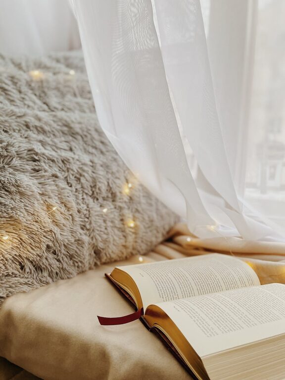 How to Create a Cozy and Inviting Reading Nook at Home